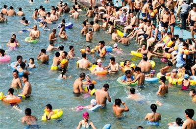 昨日，濟(jì)南市最高氣溫超過(guò)37℃，位于市區(qū)黑虎泉畔的泉水浴場(chǎng)免費(fèi)開放。