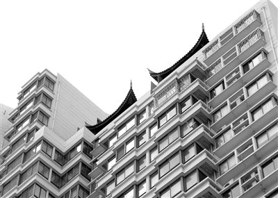 從三香大廈樓下能看見“空中園林”的亭檐一角。