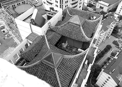 前日，從三香大廈另一單元樓頂俯拍“空中園林”。