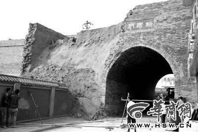 昨日上午9時(shí)左右，工人在倒塌處重新裝上護(hù)欄。實(shí)習(xí)記者 楊虎元 攝