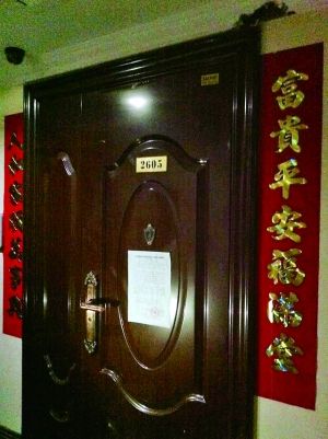 拆除公告昨天仍貼在2605號(hào)大門上。