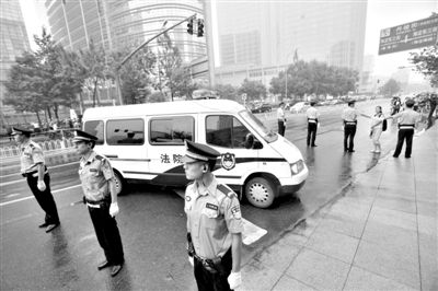 　　昨日早上,押解李某某的車隊(duì)開進(jìn)法院。當(dāng)日,李某某等5人涉嫌強(qiáng)奸案在海淀法院不公開審理。本版攝影/新京報(bào)記者 王貴彬