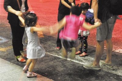 2012年8月1日晚，北京兒童醫(yī)院，三個來自廊坊的小女孩在玩耍，她們都被幼兒園老板性侵害。本版攝影/新京報記者 尹亞飛