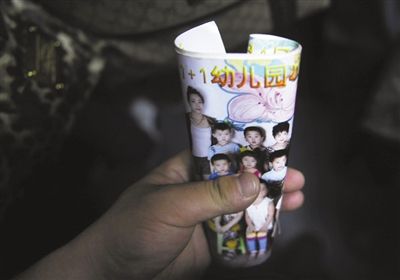 2012年8月1日，事發(fā)幼兒園一受害女童展示班級合影。