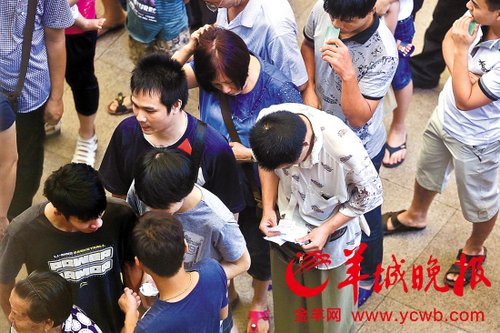 挎腰包的“黃牛”分發(fā)一輪“任務”后，自己也開始整理“炒號”簽條