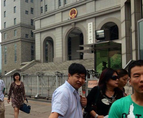 上午10：35分左右，蘇順虎律師和其家屬從法院西大門出來。