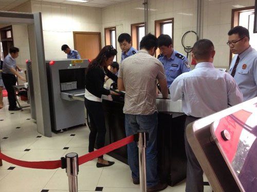 上午蘇順虎律師和其家屬安檢進(jìn)入法院。