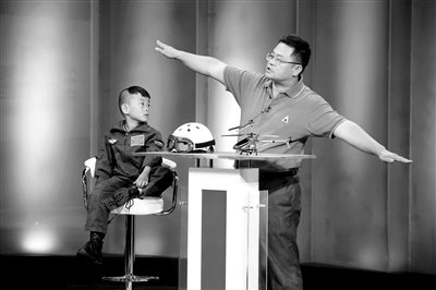 9月6日，“鷹爸”和多多在北京科影制片廠錄制一檔節(jié)目。