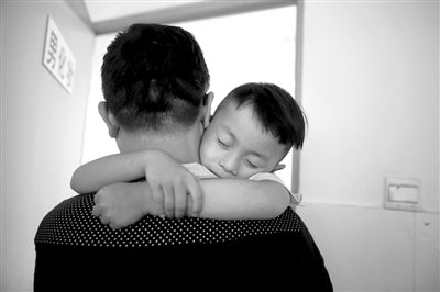 9月6日，“鷹爸”抱著多多去化妝間，準(zhǔn)備錄制節(jié)目。