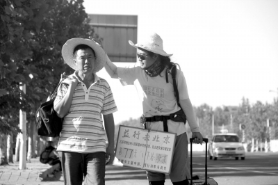 徒步旅途的第77天，雷闖與父親一起前行。雷闖供圖