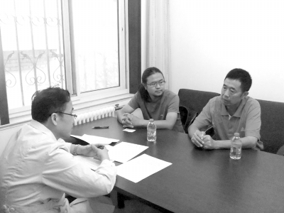 9月13日下午，雷闖(中)與父親在國家衛(wèi)計委遞交建議信，與衛(wèi)計委工作人員交流?！±钻J供圖