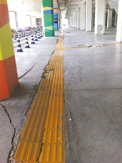 在溫嶺火車站架空層，由于沉降產(chǎn)生的裂縫到處可見。