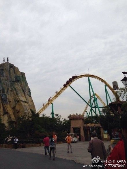 上海歡樂谷過山車發(fā)生故障，多位游客被卡在上面