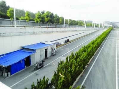 隧道內(nèi)堆放著大量生活用品。