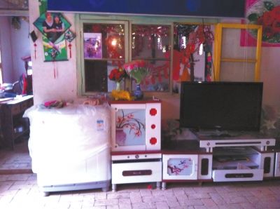 麻永東屋里的家具電器仍是嶄新的。