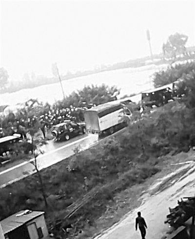 22日，云南晉寧數(shù)百村民與警方對峙。網(wǎng)絡(luò)截圖