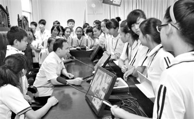 2013年5月30日，結(jié)合當(dāng)前國內(nèi)民眾普遍關(guān)注的“校長開房”、“強奸猥褻”等事件，廣西上思縣人民法院邀請中小學(xué)生到法院觀摩案件的庭審，提高他們的守法、維權(quán)意識。圖/IC