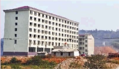  10月23日，長沙市岳麓區(qū)蓮花鎮(zhèn)云蓋村村委會(huì)的辦公大樓。  實(shí)習(xí)記者 李健 攝