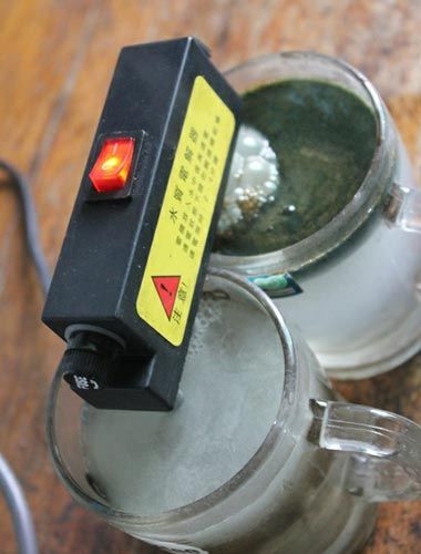 試驗(yàn)后的水對(duì)比，工程供水變成了墨綠色