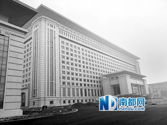 圖片顯示，湖南攸縣新建的發(fā)展中心樓群氣派，廣場(chǎng)龐大。 圖片來(lái)源：天涯論壇