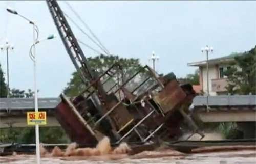 抽砂船卡在橋下。