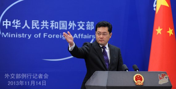 2013年11月14日，外交部發(fā)言人秦剛主持例行記者會(huì)。