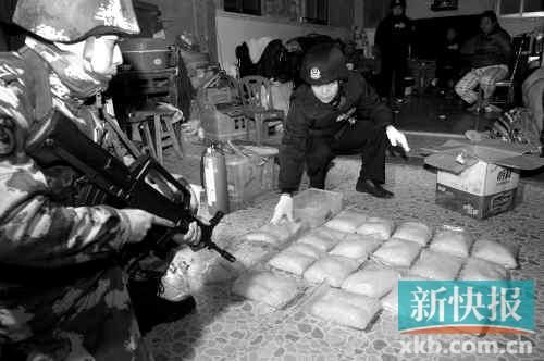 警方在村民家中搜獲大量冰毒。