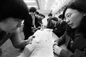 人大代表們就各自關(guān)心的話題熱烈討論。