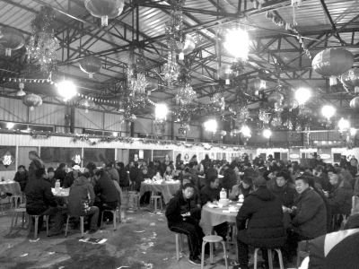 村主任孫女滿月宴席上，坐滿了前來道賀的村民。京華時報記者陶冉攝