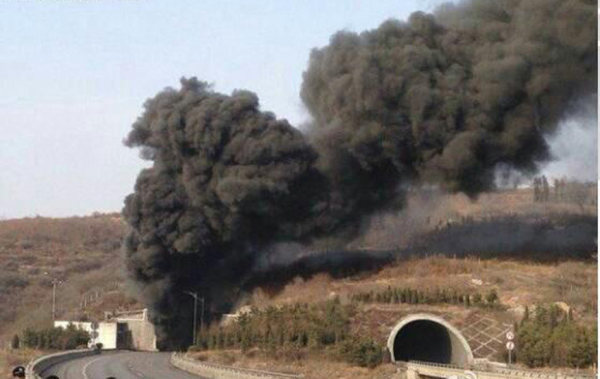 3月1日14時50分，山西，晉濟(jì)高速巖后隧道內(nèi)一輛拉煤車和一輛載有液態(tài)甲醇的車輛相撞爆炸。