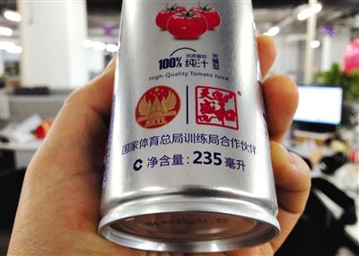 在涉訴產(chǎn)品的包裝上，印著“國(guó)家體育總局訓(xùn)練局合作伙伴”標(biāo)識(shí)。新京報(bào)記者 倪華初 攝