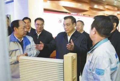 昨天，李克強(qiáng)在科技園查看PM2.5過(guò)濾設(shè)備。圖/新華視點(diǎn)微博