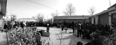 昨天下午，杜家疃村委會(huì)原文書(shū)李榮茂，向村民介紹當(dāng)天上午與街道辦溝通的情況。京華時(shí)報(bào)記者 懷若谷 攝