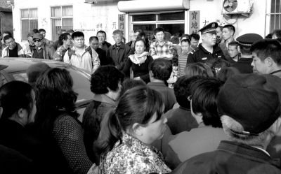 警方趕到現(xiàn)場(chǎng)，處理車胎被扎事件。