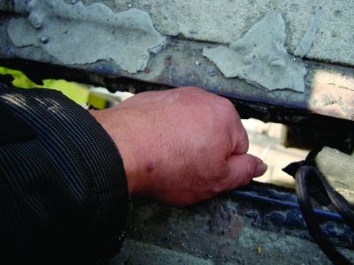 圖為大橋17號墩處橋面裂縫。梅建明 攝