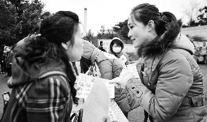 墓區(qū)服務(wù)員（右）見(jiàn)證了喪葬“綠化進(jìn)程”。新華社發(fā)