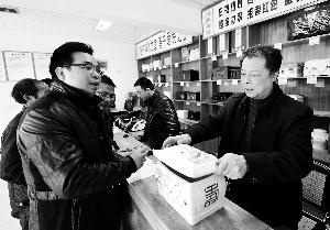 4月2日，福建省古田縣紀(jì)委、監(jiān)察局成立清明節(jié)專(zhuān)項(xiàng)督查組，對(duì)違反“八項(xiàng)規(guī)定”行為進(jìn)行監(jiān)督檢查。新華社發(fā)