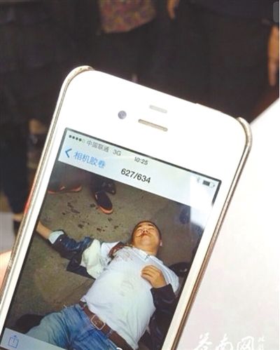 4月19日上午，目擊者拍到的黃祥拔被打現(xiàn)場(chǎng)圖片。網(wǎng)絡(luò)截圖