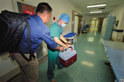 20∶55 活體心臟抵達安貞醫(yī)院手術室外交給醫(yī)生。