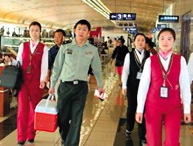 17∶25 南航工作人員引導陪運醫(yī)務人員走快速登機通道。網(wǎng)絡截圖