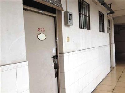 4月19日，中山大學(xué)一男生公寓樓二樓自殺研究生蔡潔挺的宿舍。門上的封條已被撕去。新京報(bào)記者 范春旭 攝