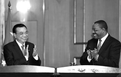 ▲國務(wù)院總理李克強(qiáng)在亞的斯亞貝巴與埃塞俄比亞總理海爾馬里亞姆會談后，共同會見記者。 新華社發(fā)