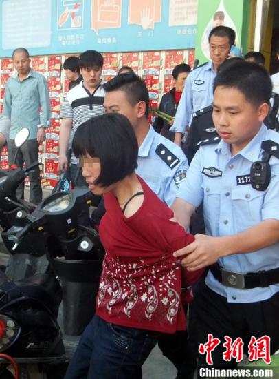  5月8日上午8時10分左右，江西省撫州市黎川縣日峰鎮(zhèn)家家樂超市發(fā)生一起持刀傷人案件。