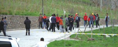 上圖：工廠保安拒絕外人入內(nèi)。下圖：工作人員戴上防護(hù)面具進(jìn)入現(xiàn)場?！把胍曅侣劇蔽⒉? width=
