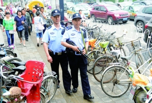 人流密集的街頭,持槍巡邏。