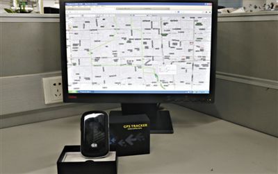 記者花近400元網(wǎng)購的定位監(jiān)聽器，能通過短信激活，進行實時監(jiān)聽。