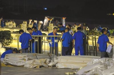 昨晚，工作人員正在為金水橋安裝金色護欄。京華時報記者潘之望攝