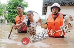 長(zhǎng)壽區(qū)，消防官兵搜救被困群眾。