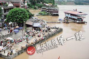 沙坪壩區(qū)磁器口，江水逼近休閑平臺(tái)。