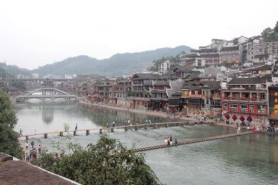 鳳凰古城以被吐槽七次高居最想吐槽榜榜首，而這七次吐槽全部來自在鳳凰古城隨機(jī)采訪的10名游客中。